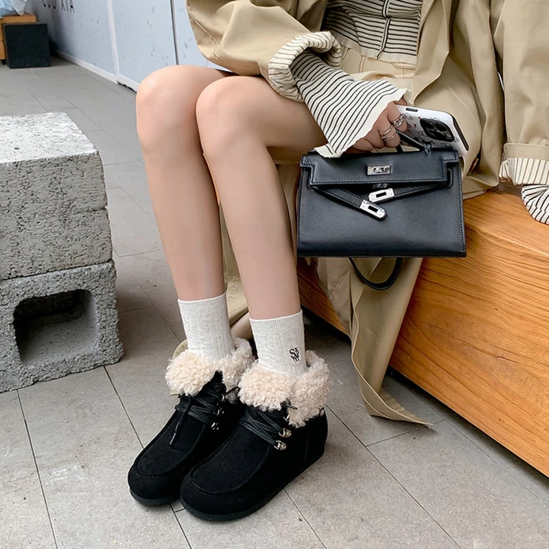 أحذية نسائية جديدة للخريف والشتاء بمقدمة مستديرة من جلد البقر المدبوغ الأصلي وكعب متوسط لزيادة الارتفاع وأربطة من الصوف أحذية الثلوج العصرية