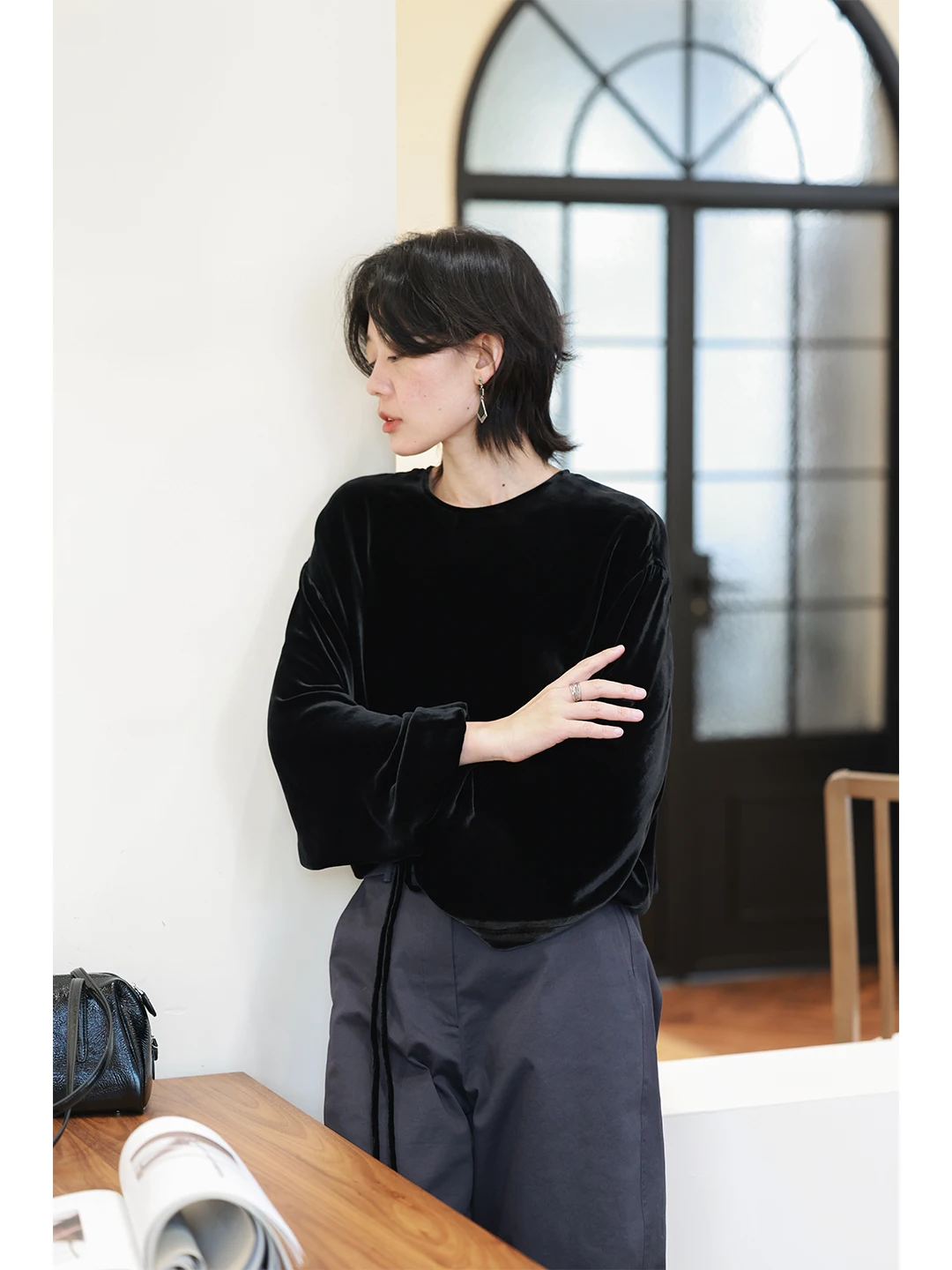 

Шелковая бархатная блузка с длинными рукавами и круглым вырезом, свободного кроя, женская, черная, из смесового шелка, с рукавами-фонариками, повседневная, модная, немнущаяся