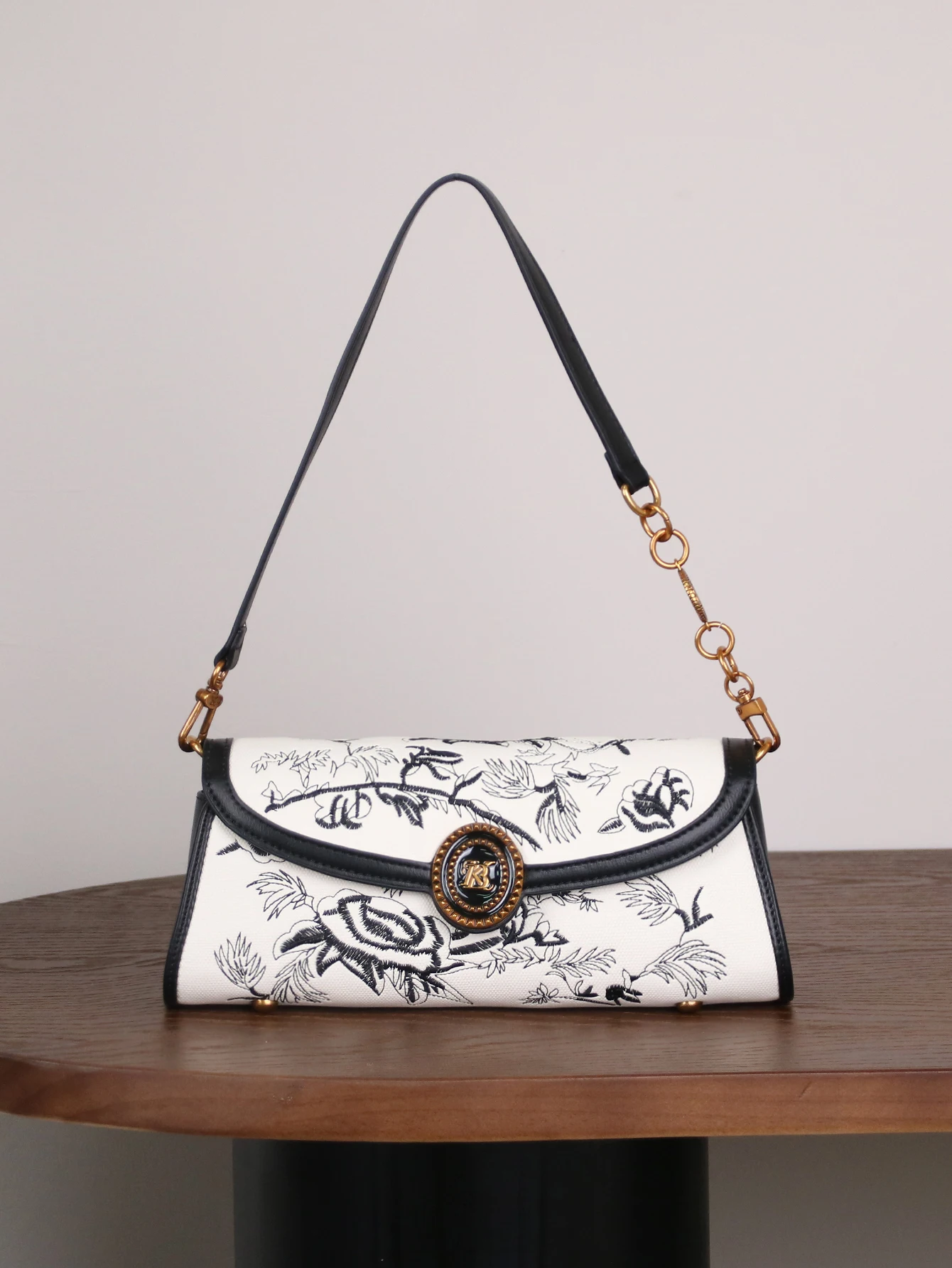 

2025 autumn fashion new luxury chain baguette bag advanced texture temperament foreign style one-shoulder underarm bag heavy ind