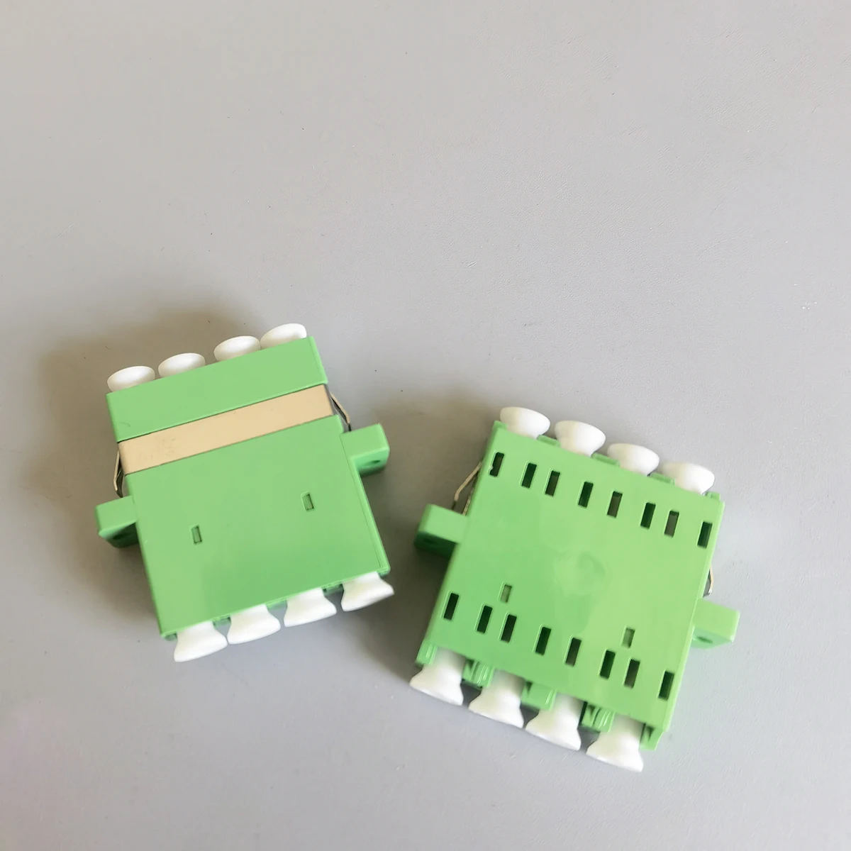 Adaptateur à bride LC/APC à 4 ports, coupleur de fibre optique durable pour connecteurs LC/APC multicœur, idéal pour les réseaux à grande vitesse