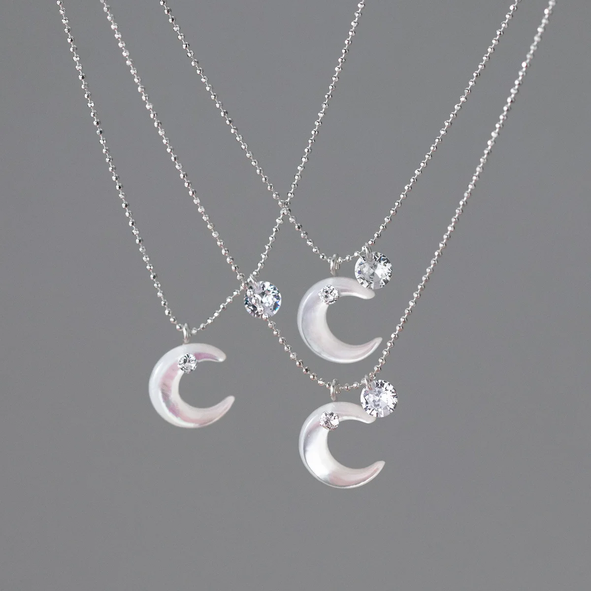 

Dawn's Jewel S925 sterling silver fresh sweet wind niche design sense single diamond white diamond shell Moon necklace necklace