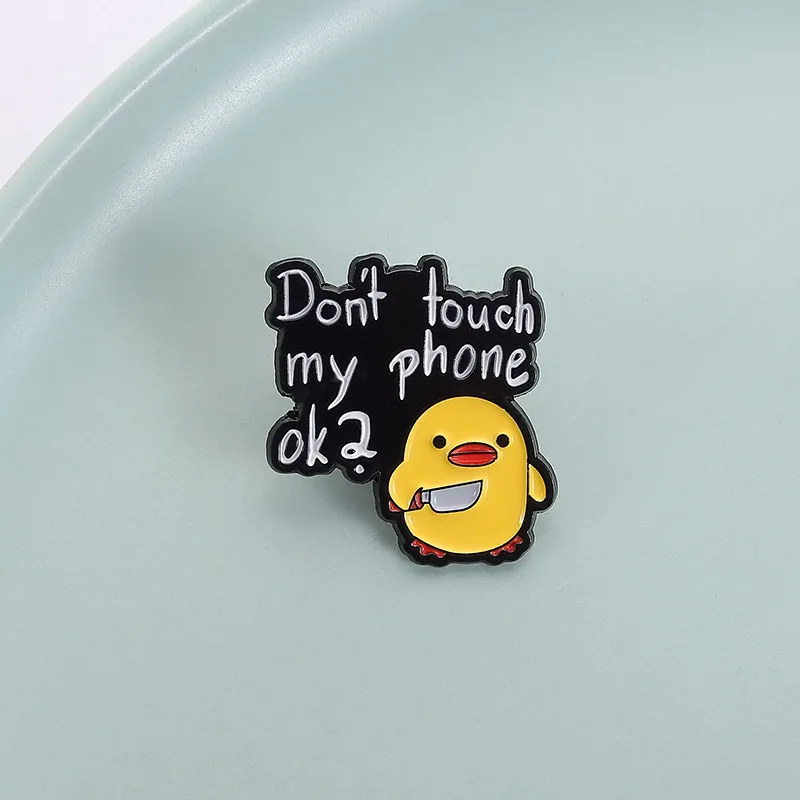 بروش البطة الصفراء الصغيرة مع سكين التصميم الإبداعي "لا تلمس هاتفي" شارة نصية حقيبة ظهر متعددة الاستخدامات هدية إكسسوارات