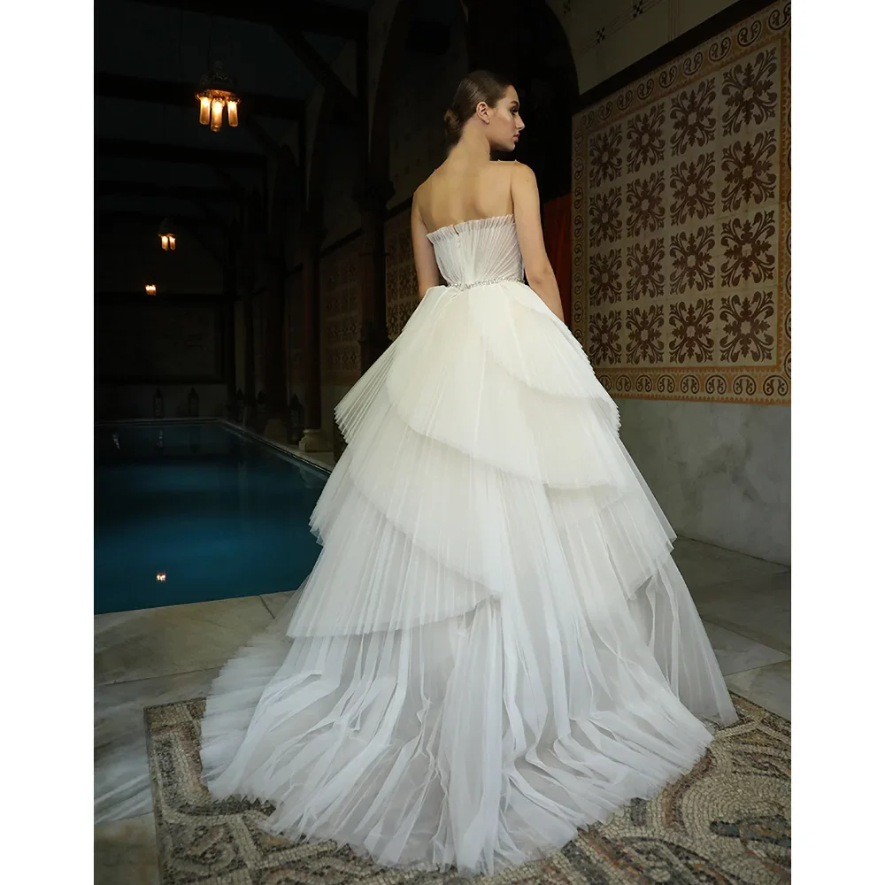 فساتين لحضور الحفلات الموسيقية باللون الأبيض أنيقة بدون حمالات بطيات متدرجة على شكل حرف a بدون أكمام سويب تراين فساتين الحفلات المسائية 2025