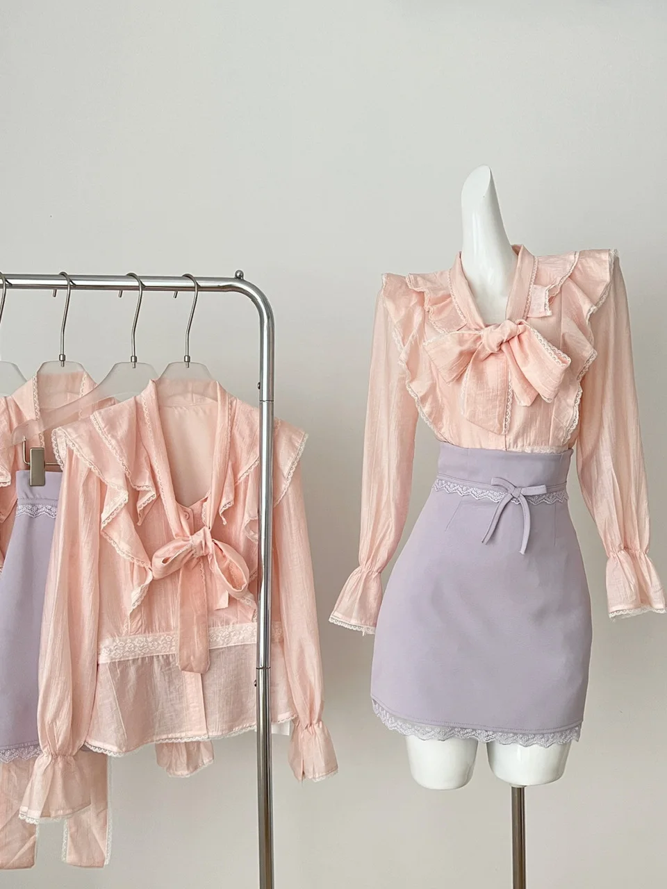 طقم أنيق من قطعتين يتكون من قميص بأسلوب حلو وتنورة عالية الخصر مع ربطة عنق، تصميم نحيف وعصري للنساء في فصل الخريف