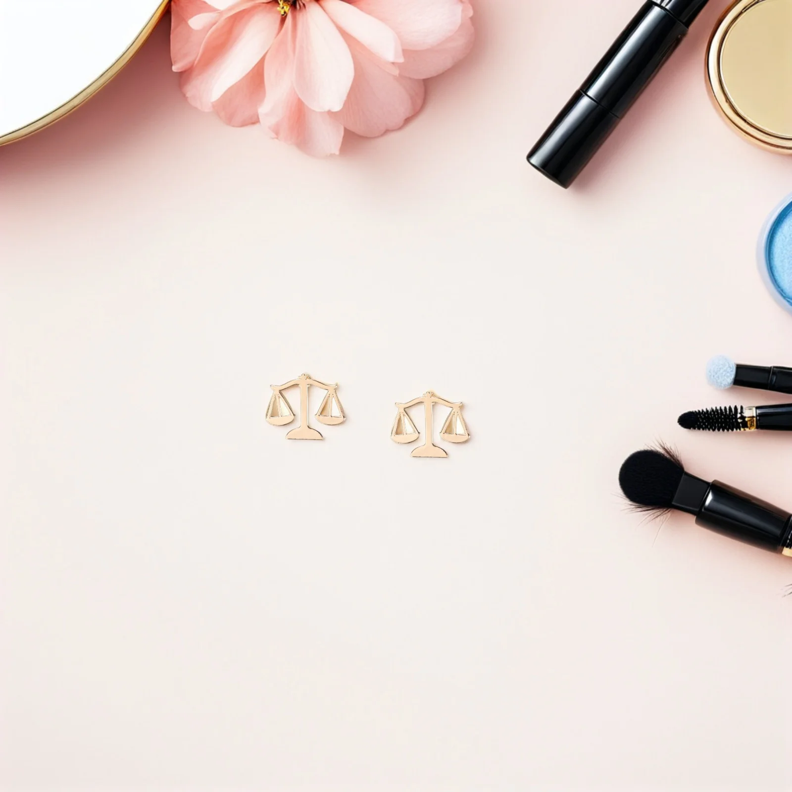 

4Pcs Men's Vintage Brooch Justice Scale Pin Metal Suit Lapel Accessory for Lawyers Law Students Formal Shirt Collar Jewelry Gift