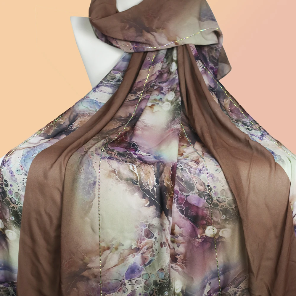 Elegante hijab in chiffon con stampa acquerello - effetto marmo grigio viola marrone con finiture in strass, foulard hijab ultra morbido ​
