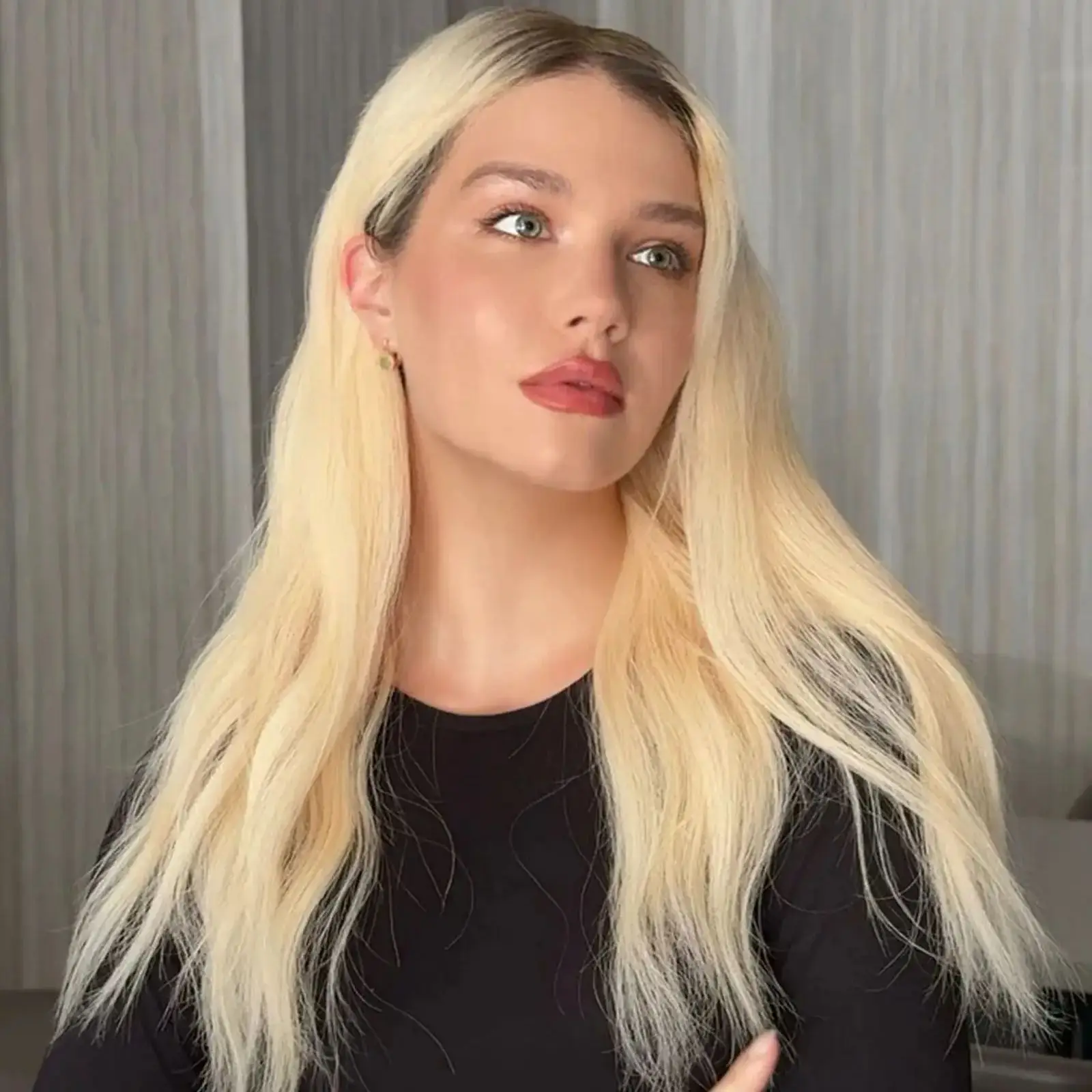 New In Long Length Ombre Light Blonde Synthetic Lace Frontal Wigs Slightly Wave 180%High Density Natural Hair Wig Full Roots 26'