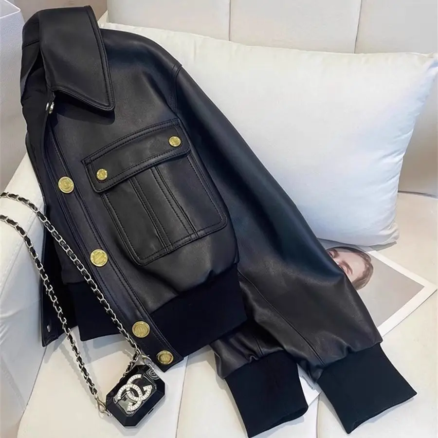 سترة مضلعة سوداء علوية نسائية قصيرة لخريف 2025 معطف جديد سترة جلدية سترة شتوية للنساء
