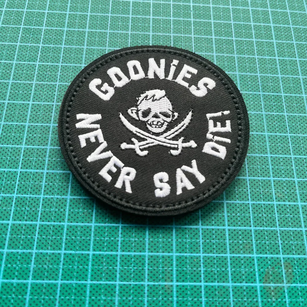 GOONIES SAGEN NIEMALS TOT – Lustiger Meme-Taktik-Patch mit Klettverschluss – Militärisches, besticktes Abzeichen für Molle-Rucksack – Detail 6