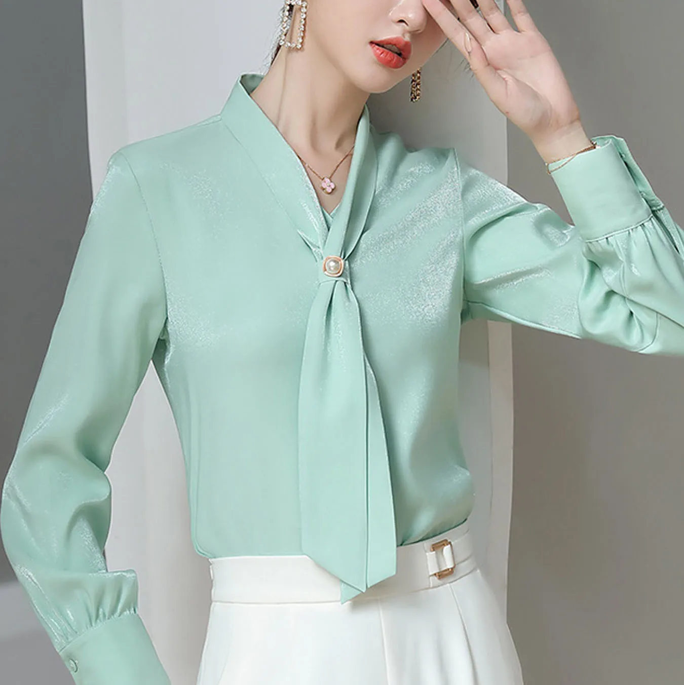 

Блузка из шелкового шифона белого цвета - уникальный и эксклюзивный дизайн для весны и осени. Новая модная одежда в корейском стиле с длинными рукавами для профессионалов.