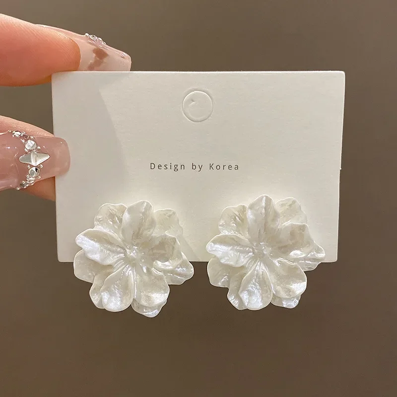 Big White Camellia Flower Stud Earring Female Simple Exaggerated Resin Ear Jewelry Wedding Best Friend Gift