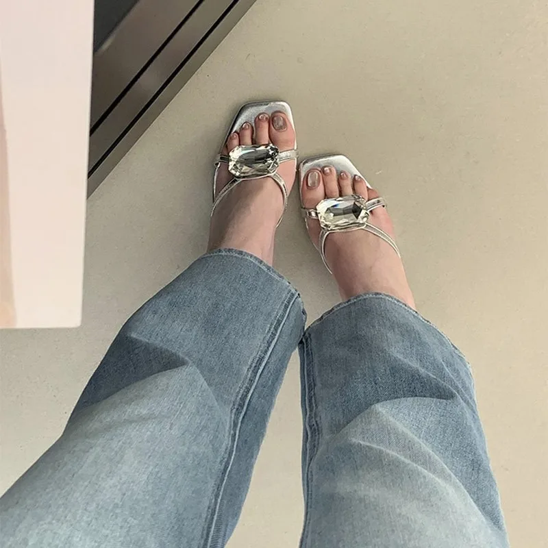 

Роскошные женские шлепанцы с кристаллами и перекрестными ремешками, летние, 2026, сексуальные, с квадратным носком, на низком каблуке, модные, для пляжа и вечеринок