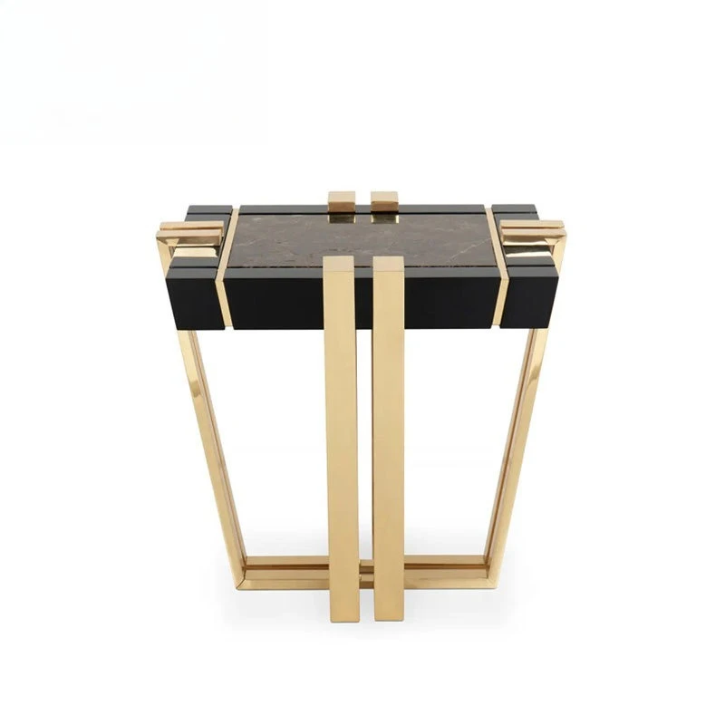 Meja teh di dekat sofa