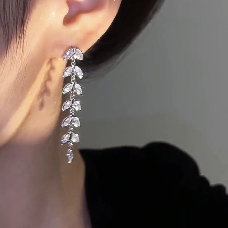 Huitan Romantisches Blätter-Design, lange hängende Ohrringe mit funkelndem Kristall, CZ, Verlobung, Hochzeit, ästhetischer Damenschmuck