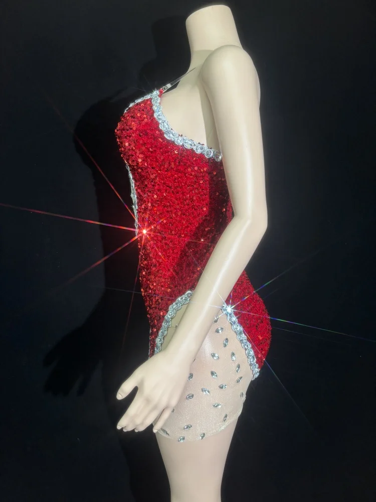 Czerwone cekinowe body damskie z błyszczącymi zdobieniami z dżetów, prześwitująca siateczka, wycięcia, bez rękawów, dekolt w kształcie serca, idealne na imprezę w klubie nocnym.
