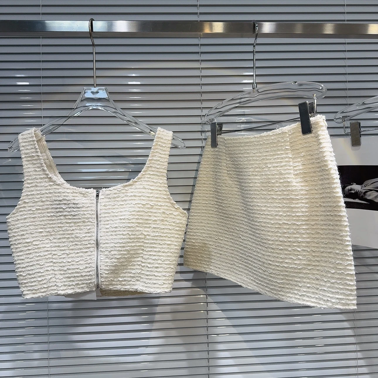 

Лето 2025 г., жилет с жемчужным ремешком и твидовая юбка, модный комплект Little Fraance Sle Pearl Design