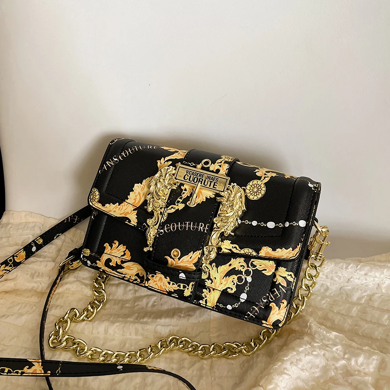 حقيبة كروس فاخرة مستوحاة من الطراز العتيق، لهجات معدنية مزخرفة وخياطة دقيقة مناسبة لمختلف المناسبات