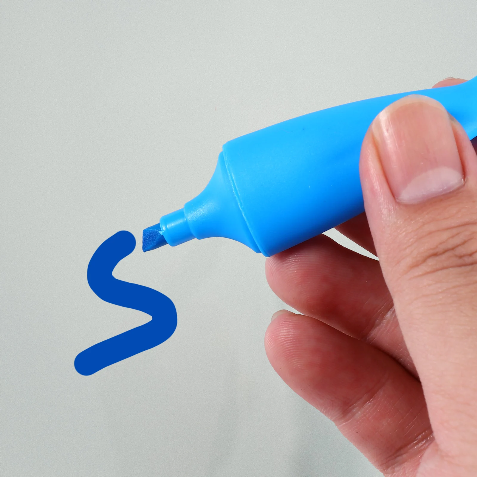 

12Pcs Fluorescent Watercolor Pens Non-Smudging Safe Odorless Student Stationery Cartoon Fish Design Painting Pens