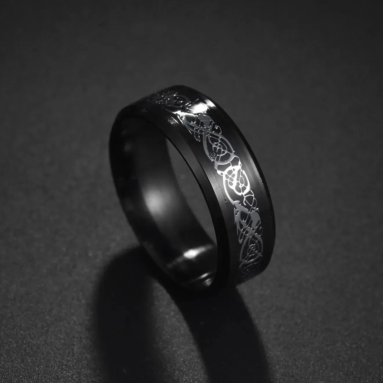 

Inlay Black Carbon Fiber Rings For Men Wedding Band Jewelry Wholesale Classical 8mm Men Stainless Steel Celtic Dragon Rings