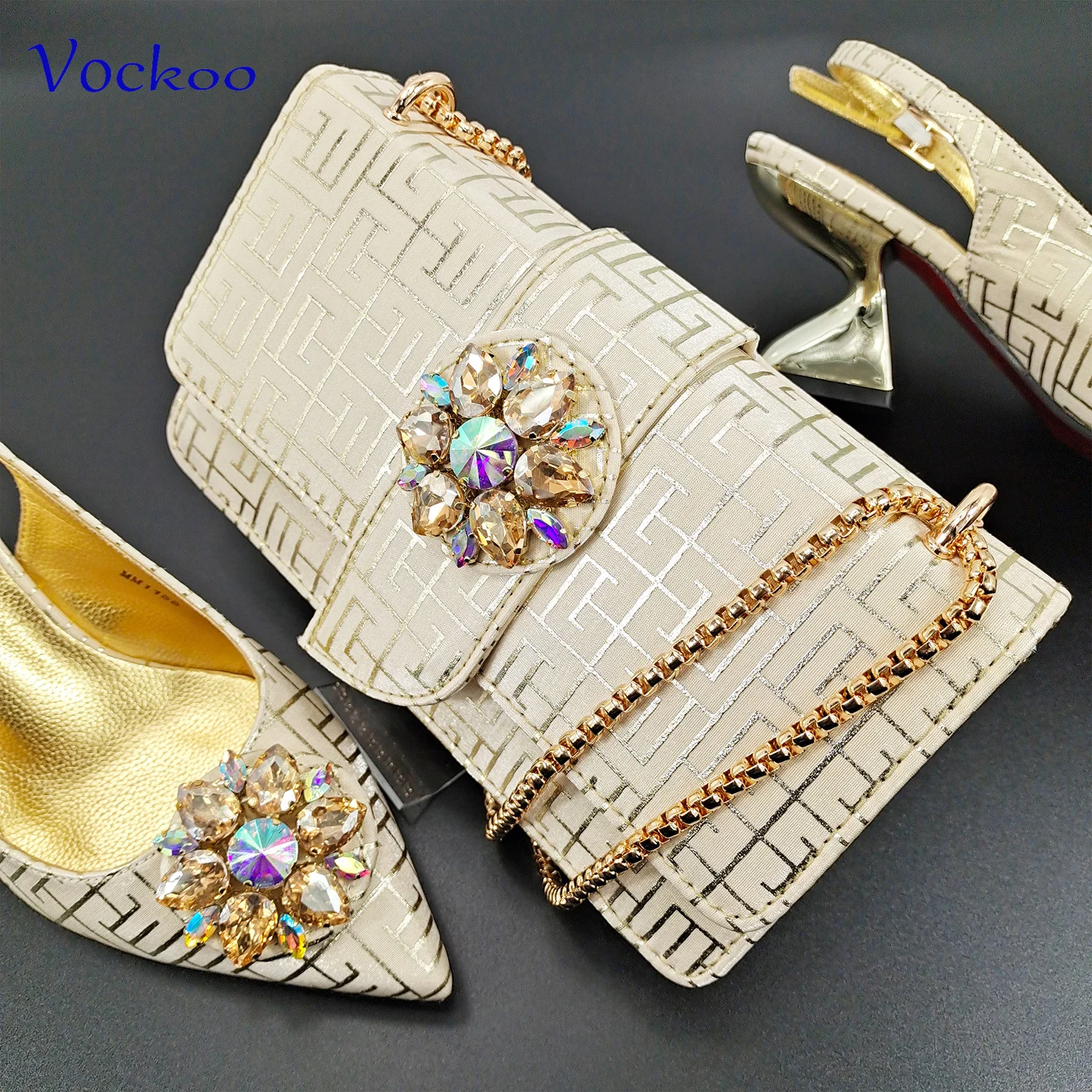 

2024 Pointed Toe Leisure Stlye Italian Shoes and Bag Set in Beige Gold Color High Quality Mid Heels for Wedding Party