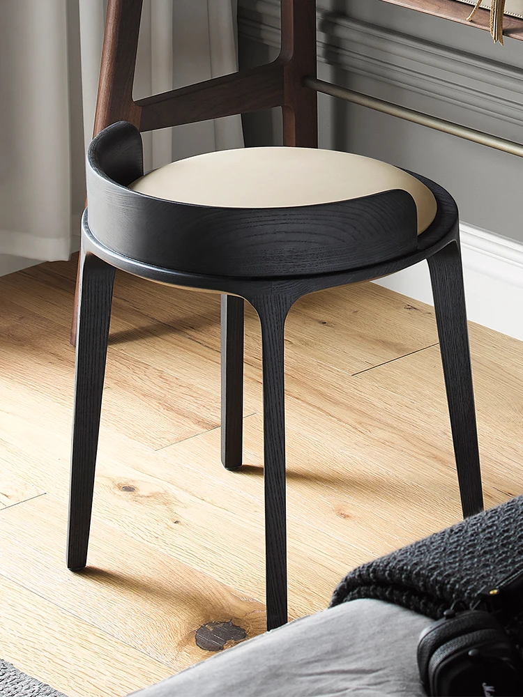 Moderner, einfacher Balkonhocker