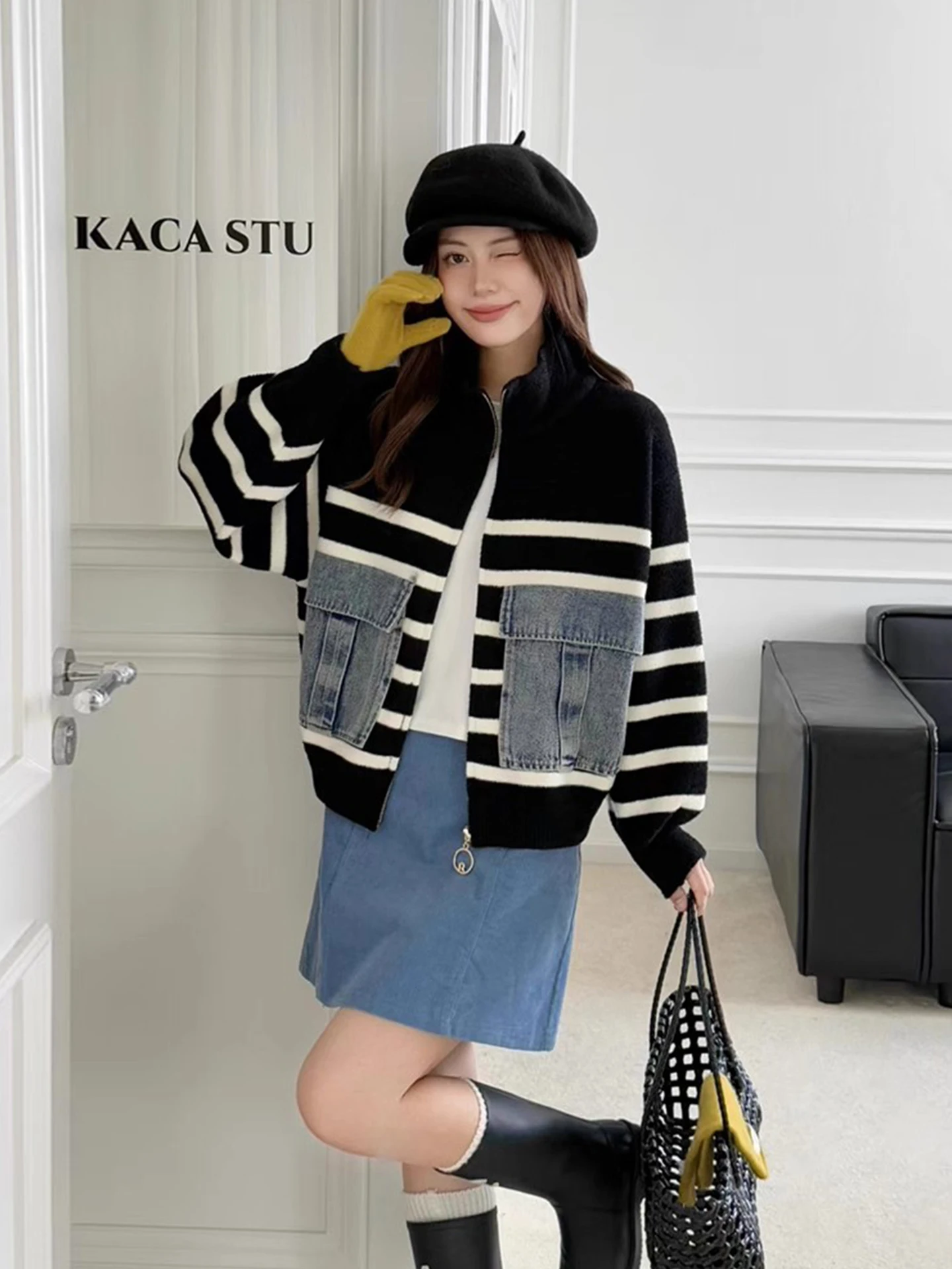 Sweater Rajut Kasual dengan Kerah Tegak Bergaris Desain Denim Kombinasi Sensasi Wanita Musim Gugur Terbaru