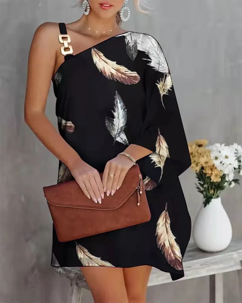 Bedrucktes Kleid mit schräger Schulterpartie, Metallschnallendesign und unregelmäßigem geradem Röhrenrock, elegant und geeignet für den Alltag der Frau. – Detail 6