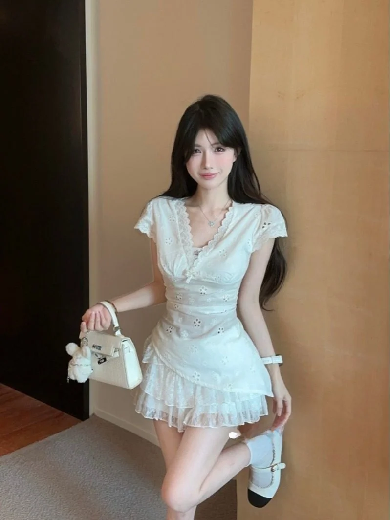 

Комплект женской одежды: топ с асимметричным кружевным дизайном и юбка с завышенной талией, весна 2026, элегантный повседневный стиль