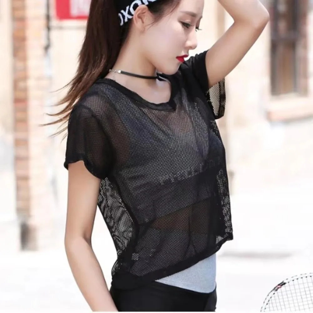 Fashion Short Style Mesh Yoga Shirt Quick Dry Mesh Fabric Sports Tops Breathable Lightweight Gym Workout Clothes Yoga Practice