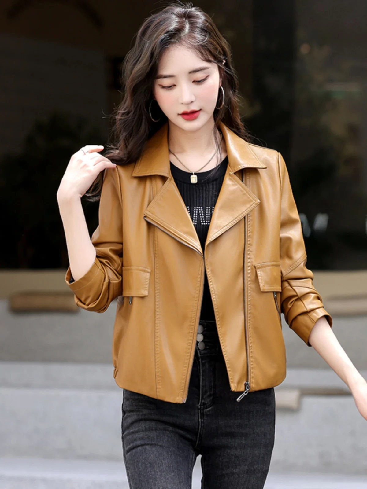 Nova Jaqueta Feminina de Couro Genuíno Harbin 2025 Primavera - Estilo Motoqueiro Preto Curto de Pele de Carneiro - Casaco Pequeno