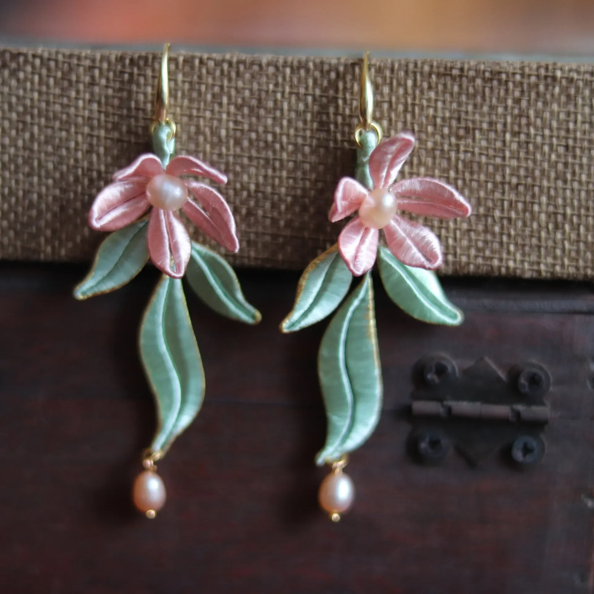 

Wrapped flower earrings antique Hanfu Chinese style ear hanging retro pearl coated gold earrings