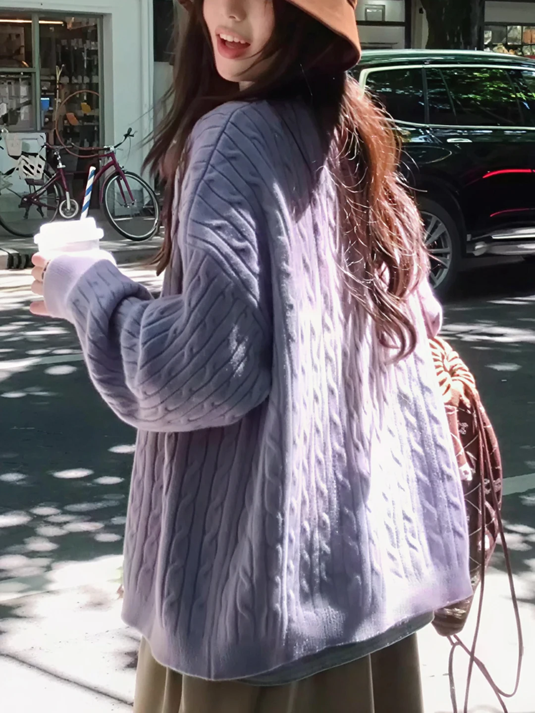 Luźny damski kardigan z dzianiny w kolorze fioletowym, zapinany na zatrzaski, jesienno-zimowy, wyszczuplający, swobodny, uniwersalny sweter, idealny na co dzień i do pracy.