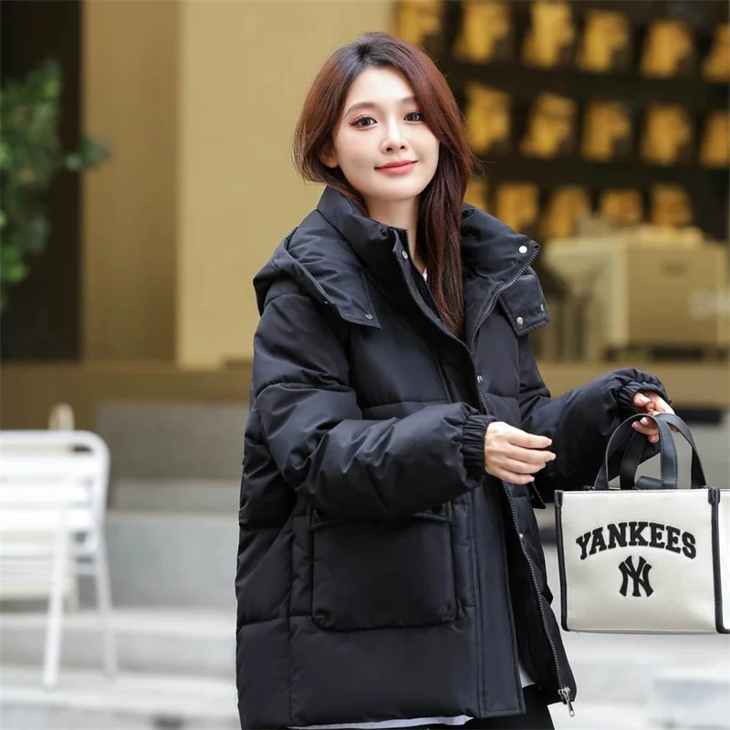 

Новинка 2025 года, женское хлопковое пальто, зимняя куртка, короткая парка, универсальное толстое свободное корейское пальто, сохраняющее тепло, женское пальто с капюшоном