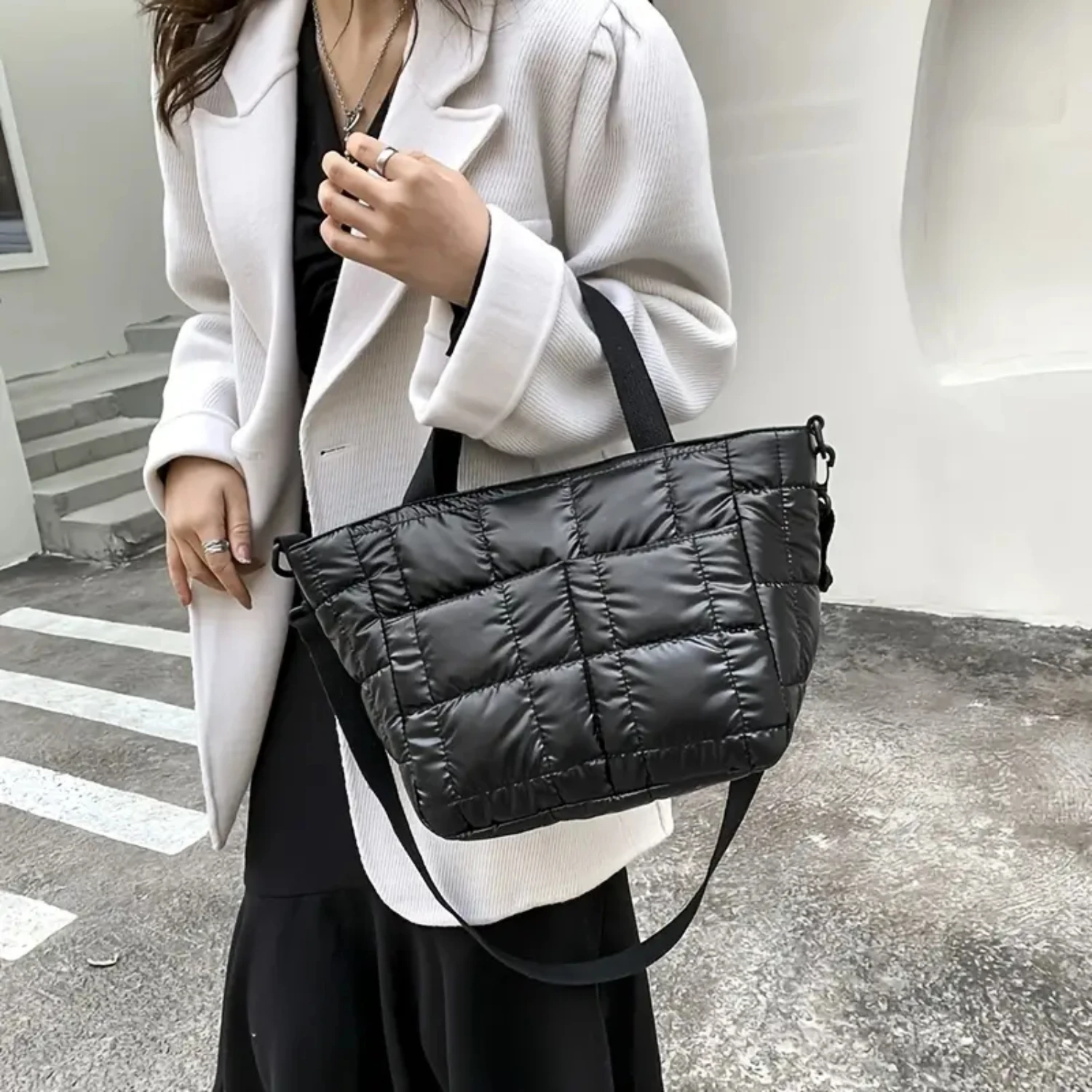 

Stylish Large Capacity Women's Fashion Tote Bag - Convenient Shopping and Travel with Adjustable Shoulder Strap and Casual Zippe