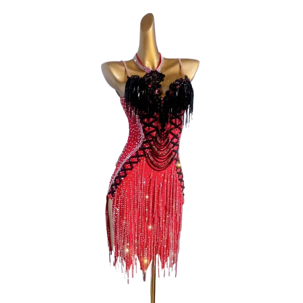 Costume de concours de salle de bal Samba latine, robe de spectacle Standard personnalisée haut de gamme avec écharpe en diamant noir et rouge