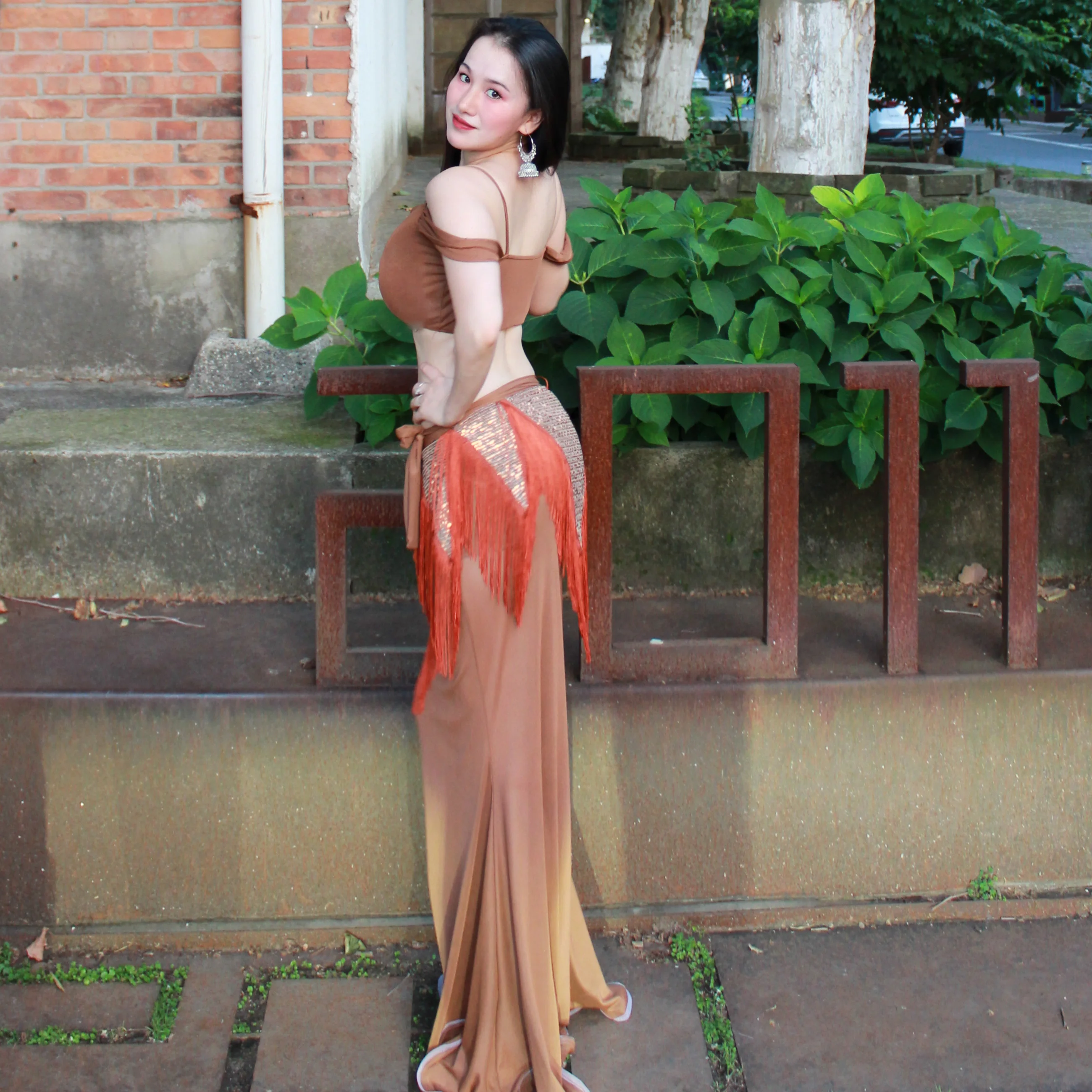 2025 traje de actuación de danza del vientre sexy top con hombros descubiertos + falda de cola de pez + bufanda de cadera con borla de lentejuelas 3 uds ropa de danza Oriental