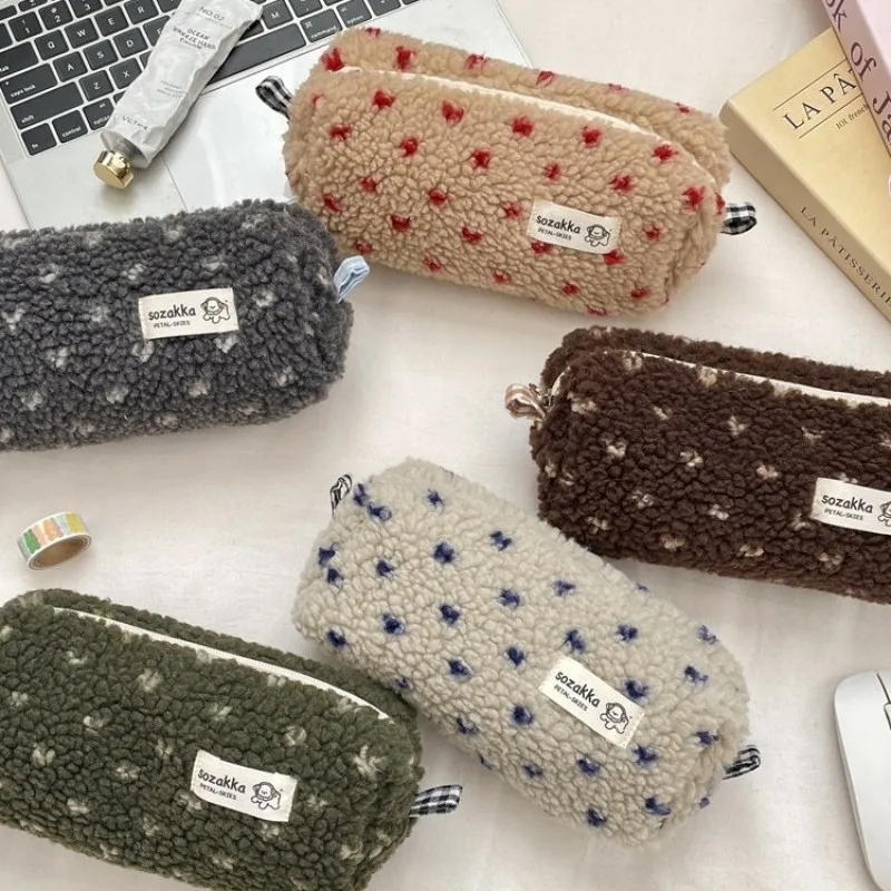 Piórnik Flamingo Heart, duża pojemność, miękki pluszowy woreczek na artykuły szkolne dla uczniów.