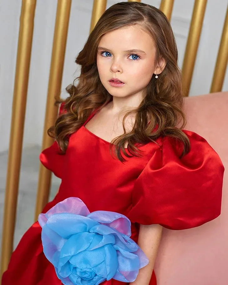 فساتين فتاة الزهور الحمراء المخصصة لحفلات الزفاف بياقة مربعة من الساتان ثلاثية الأبعاد للأطفال على شكل زهور لالتقاط الصور وحفلات أعياد الميلاد المسائية