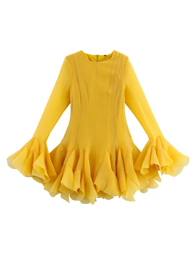 Robe courte pour femmes, design de niche, chic et à la mode, coupe à volants, coupe slim, couture superposée, ourlet, nouvelle collection 2025