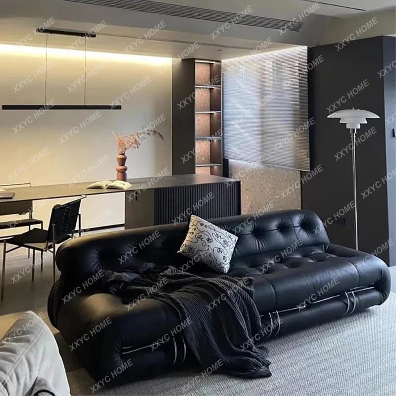 

Большой диван в средневековом стиле для гостиной, дизайн для небольшой квартиры, комбинация дивана и кресла.