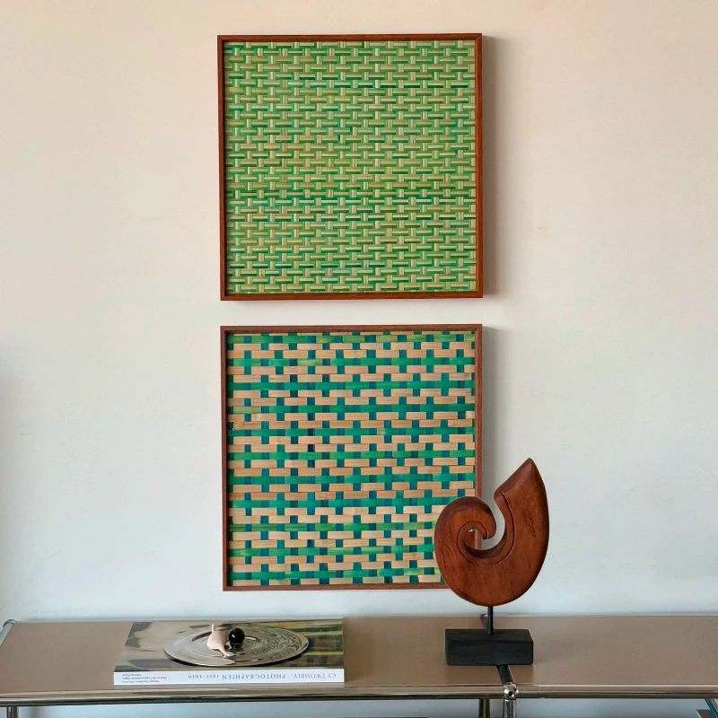 Non-printed paintings are rising step by step, the meter box is blocked, and the sofa background side cabinet is hanging