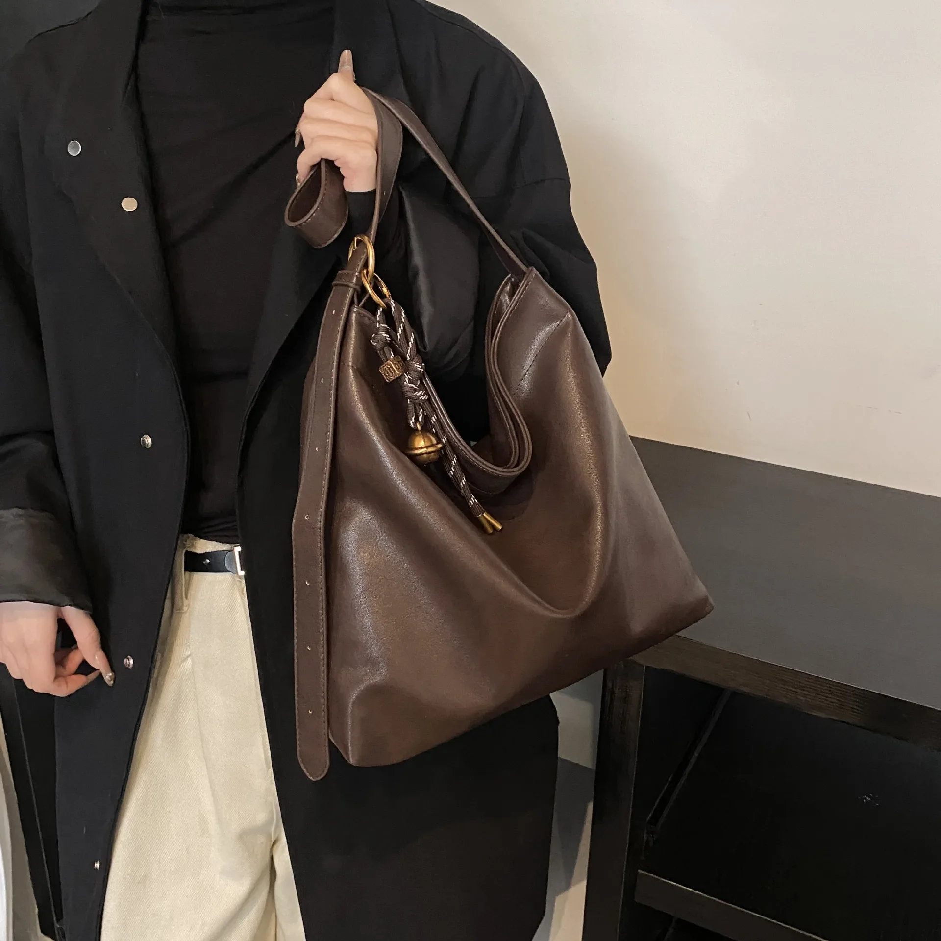 

2025 Women's Retro Tote Bag - Spacious and Textured, Simple Yet Versatile for Shoulder and Underarm Use, Perfect for Commuting