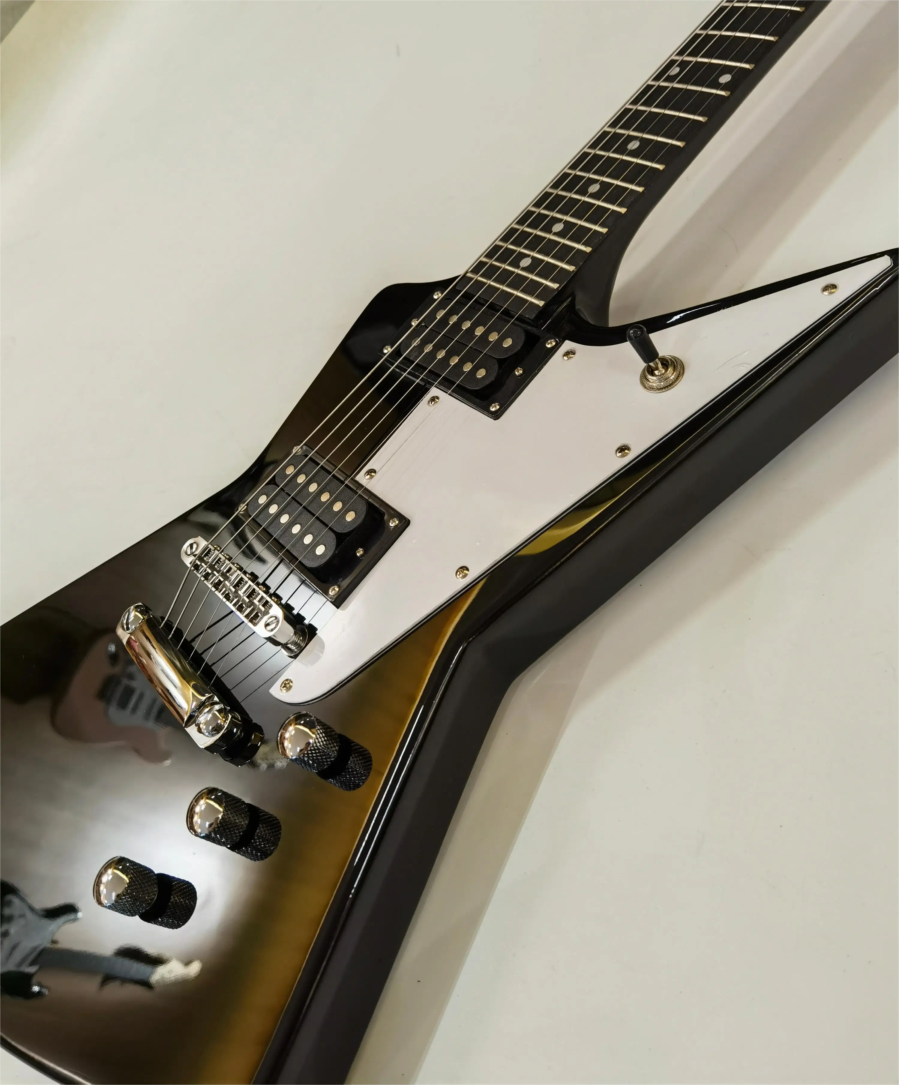 النماذج النشطة: المخزون، يمكن شحن الطلبات! جيتار كهربائي غير منتظم أسود 22 فريت مكون من 6 أوتار، وصلة من قطعة واحدة!