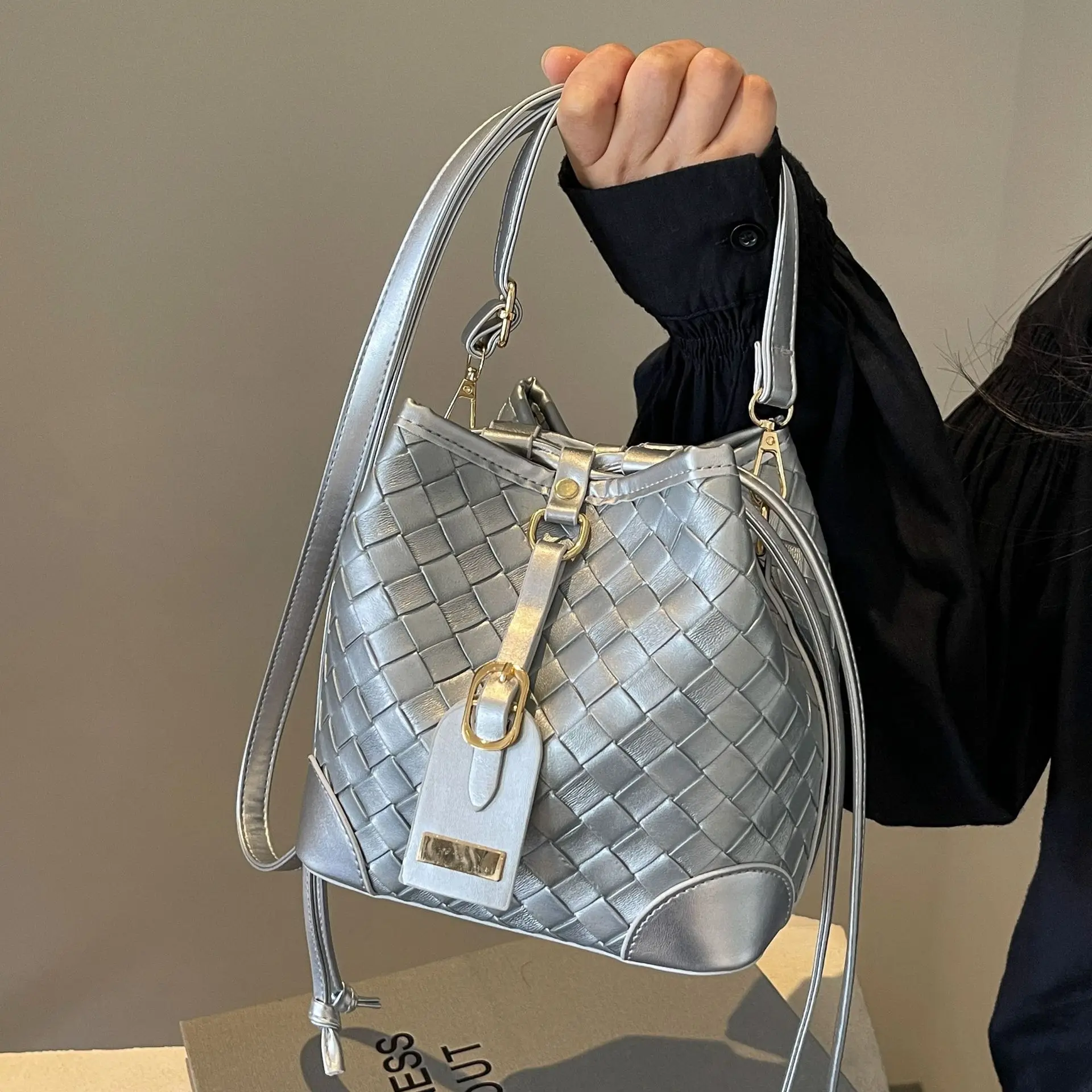

Senior Sense Niche Silver Bag Female 2025 New Summer Fashion Single Shoulder Crossbody Bag Burst Diamond Check Bucket Bag
