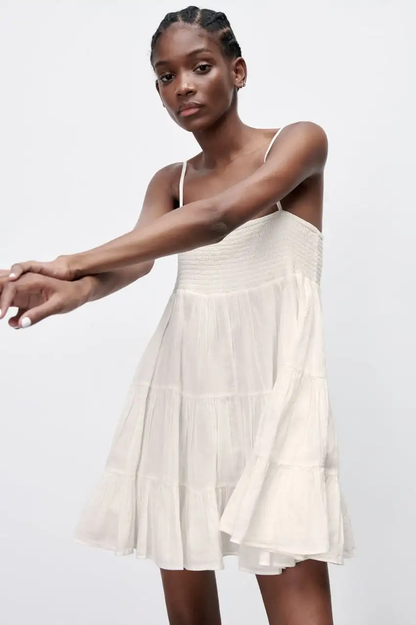 Vestido curto branco de primavera com novo design em camadas, decote ter, acabamento em renda, cintura alta e corte em A p...