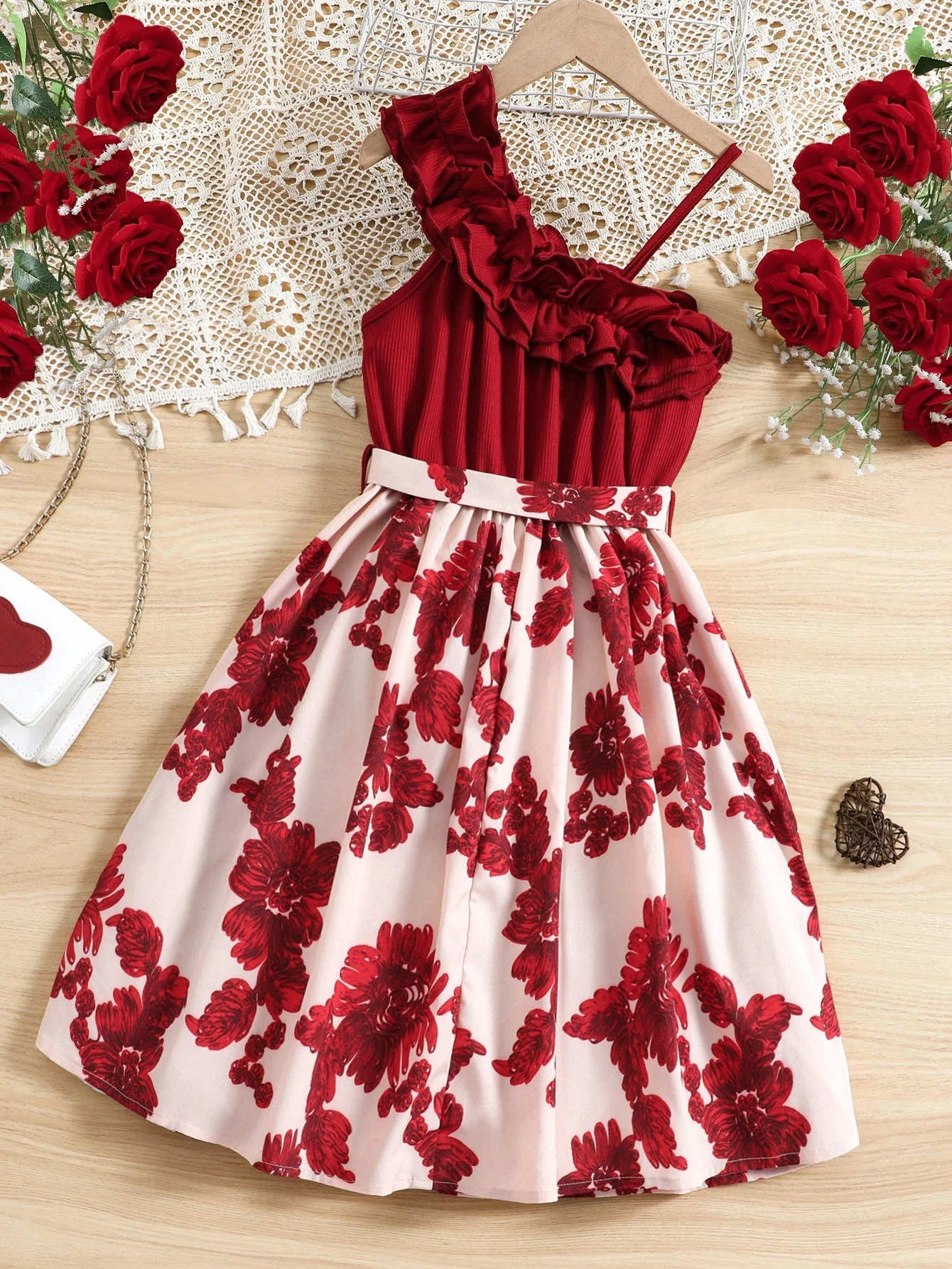 

Красное платье без рукавов с цветочным принтом, рюшами и асимметричным вырезом