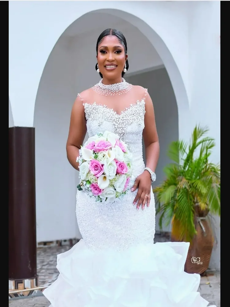 Abito da sposa personalizzato con perline di cristalli scintillanti a collo alto Robe De Mariee Abito da sposa di lusso con volant a cascata senza maniche