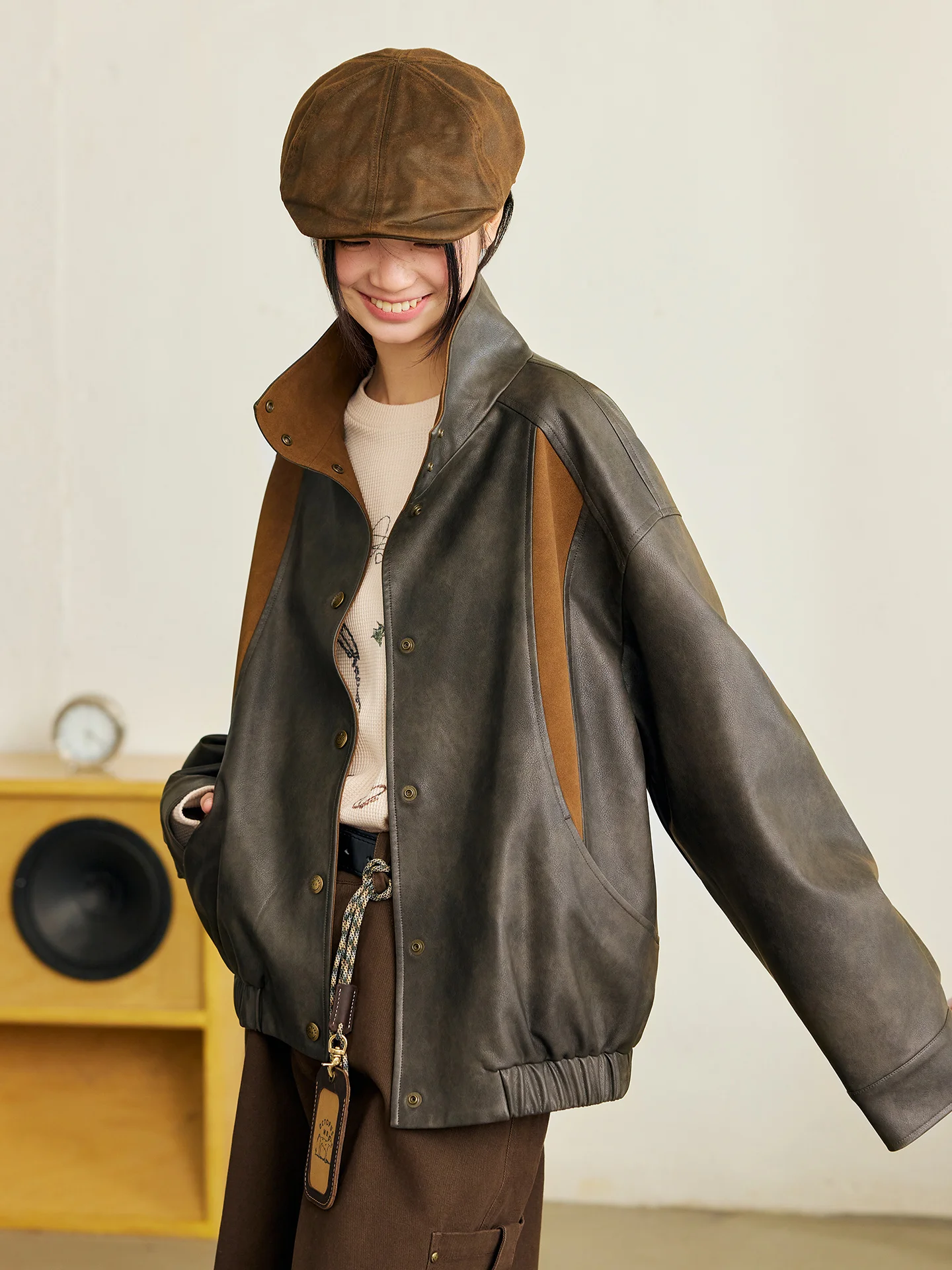 Octopusme 早春ヴィンテージデザインスエードジャケットスタンドカラールーズスプライシングレザーコートレディースファッションレトロスタイル長袖