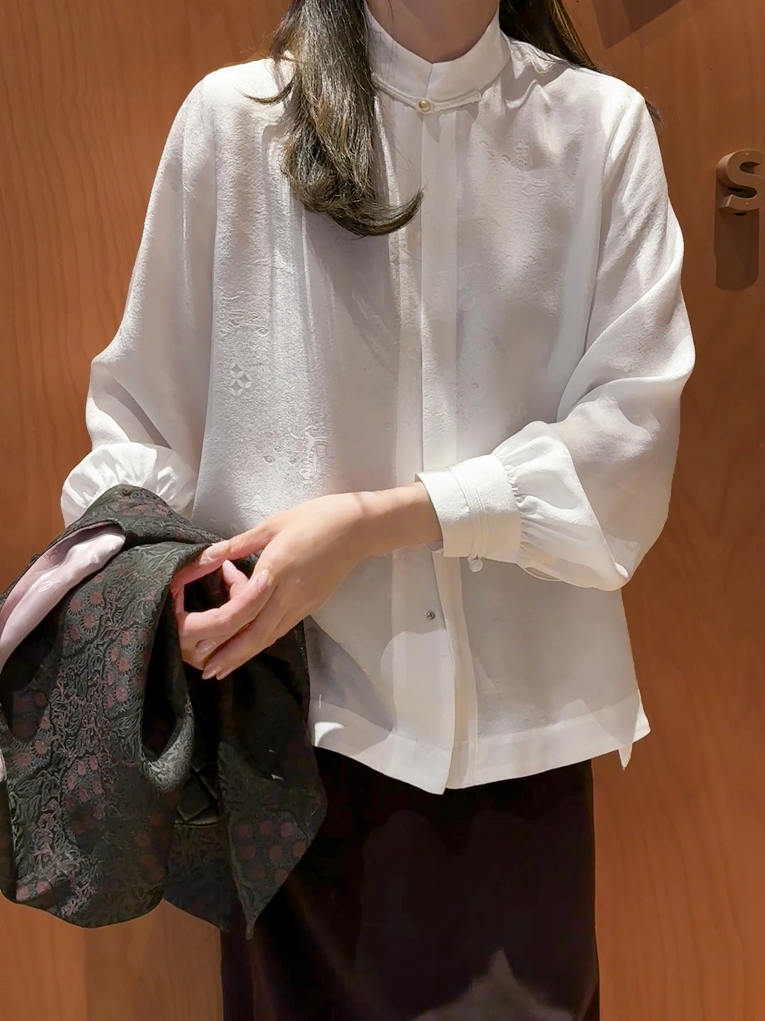 

Белая вышитая шелковая блузка из китайского шелка 20 момме, приятная к коже, дышащая, с длинными рукавами, свободного кроя, женская