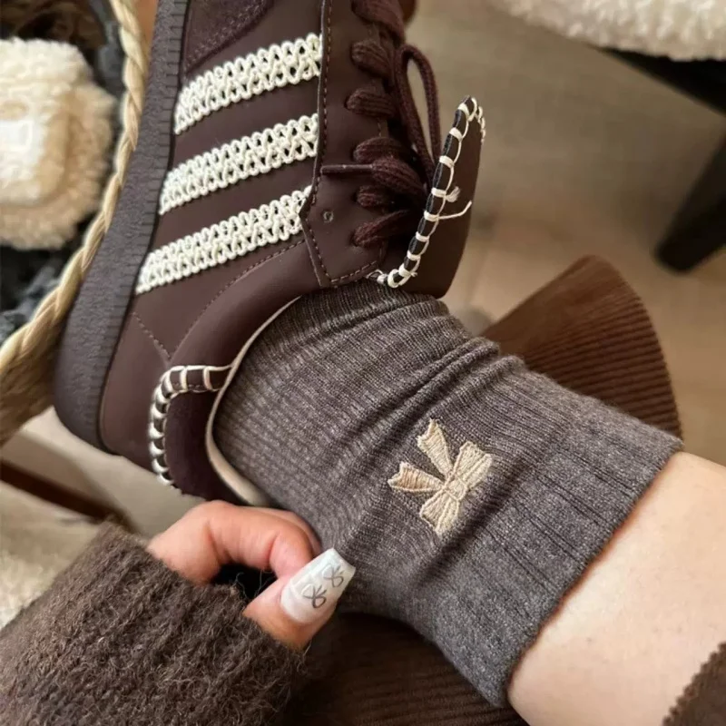 Meias bowknot, meias femininas de estilo coreano outono e inverno quentes de pelúcia retrô meias de cano médio, meias femininas marrons de cano médio